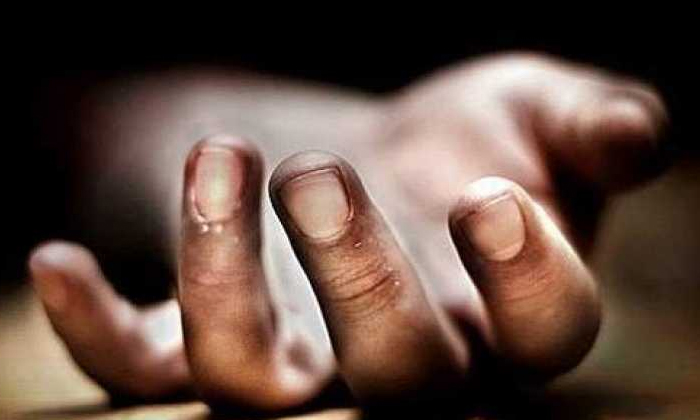  Daughter Who Committed Suicide Due-to Extramarital Affair With Mother Karnataka,-TeluguStop.com