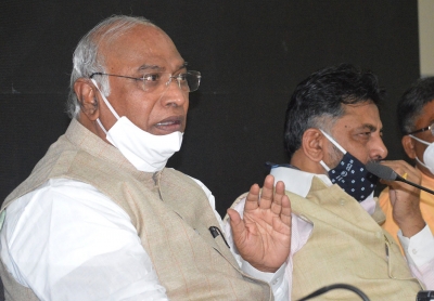  Kharge Makes His Presence Felt On First Day As Lop-TeluguStop.com