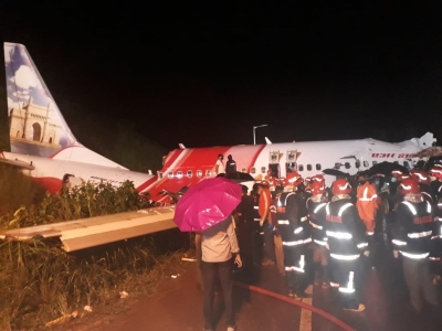  Kozhikode Plane Crash Pilot’s Wife: I Just Wish My Hero Returned-TeluguStop.com