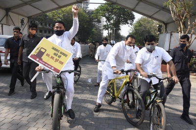  Maha Cong Ministers Protest High Fuel Prices On Bicycles-TeluguStop.com