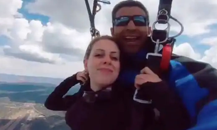  Man Propose To Girlfriend While Skydiving, Skydiving, Proposal While Skydiving,-TeluguStop.com