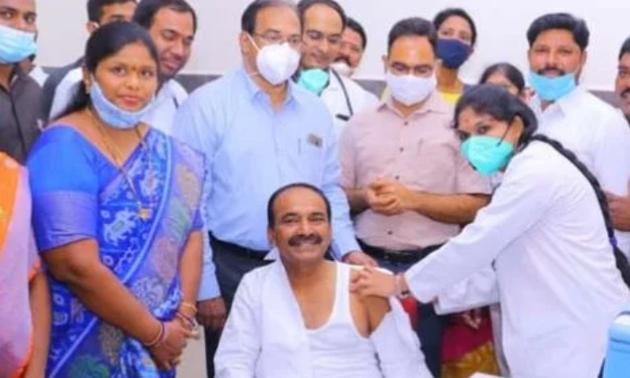  Telangana, Medical, Health Minister,  Etela Rajender, Vaccinated, Covid, Corona-TeluguStop.com