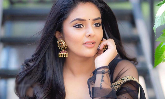  Hot Anchor Sreemukhi Latest Glamoure Photos And She Look Like Buttabomma Anchor-TeluguStop.com