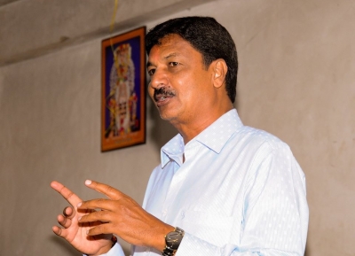  Supporters Of Tainted K’taka Minister Pelt Stones On Busses-TeluguStop.com