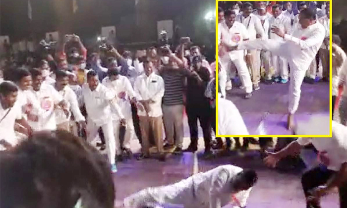  Telangana Minister Mallareddy Leg Slip And Fell Down In Kabaddi Game , Minister-TeluguStop.com