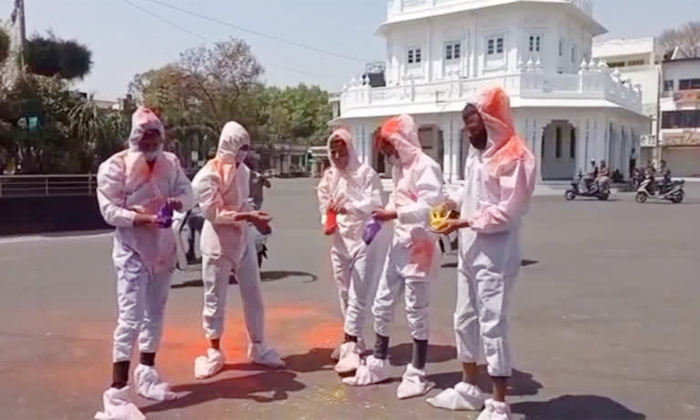  Ujjaini Medical Students Celebrated Holi With Corona Ppe Kits , Viral Video, Vir-TeluguStop.com