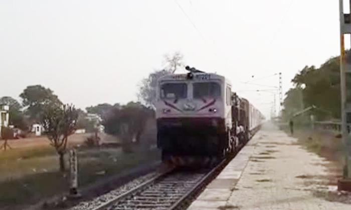  Viral Video Train Traveled 35 Km In Backward Direction , Train Travels , Back Wa-TeluguStop.com