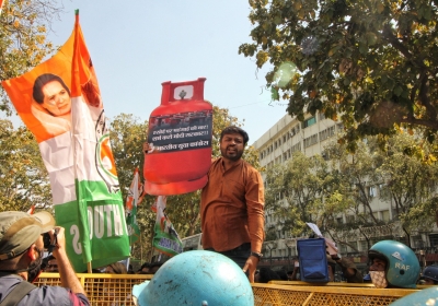  Youth Cong Protests Fuel Price Hike-TeluguStop.com