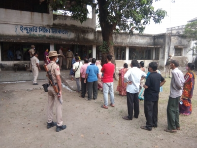  15.85 % Polling Recorded Till 9 Am In Bengal-TeluguStop.com