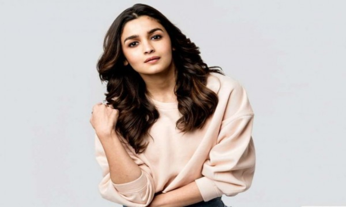  Alia Bhatt Tests Negative & Shares Picture-TeluguStop.com