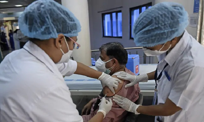  Apollo And Max Hospitals Starts Covid Vaccine Rollout For 18+ From Tomorrow-TeluguStop.com