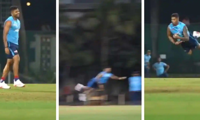  Umesh Yadav Stunning One Handed Catch Video  Viral ,cricketer Umesh Yadav, Ipl P-TeluguStop.com