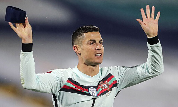  Christiano Ronaldo Arm Band Auctioned To Help Suffering Child,christiano Ronaldo-TeluguStop.com