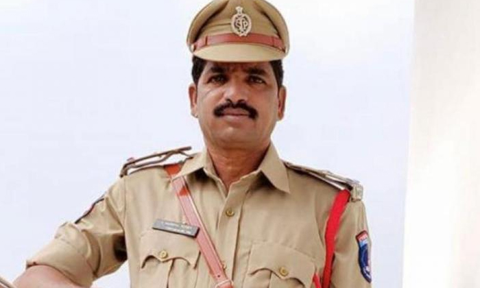  Hulchul As The Son Of A Police Officer Intoxicated, Hyderabad, Kphb, Police Stat-TeluguStop.com