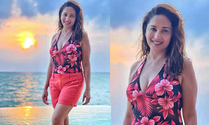  Pic Talk: Madhuri Dixit Stuns With Her Beach Look-TeluguStop.com