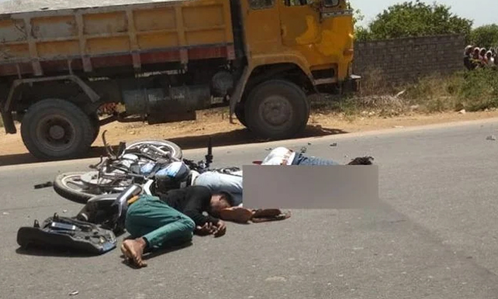  Road Accident In Nalgond, Nallagonda, Road Accident, Bike, Tipper-TeluguStop.com