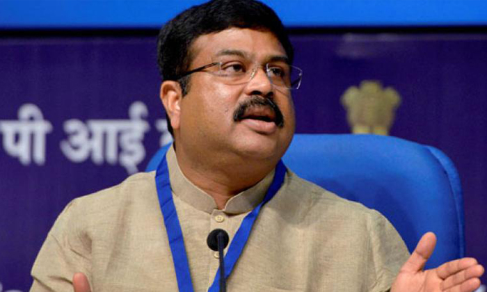  Petroleum Minister Dharmendra Pradhan Says Petrol Price Come Down In Future , Pe-TeluguStop.com