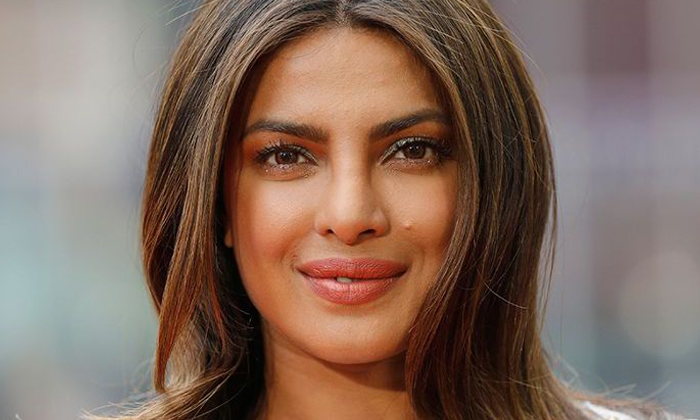  Priyanka Chopra Cautioned About Corona Priyanka Chopra, Corona, Bollywood ,mask-TeluguStop.com