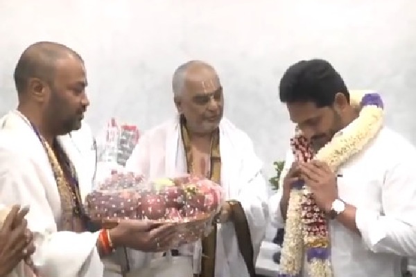  Ttd Ramana Deekshithulu Met Cm Jagan, Cm Jagan With Ramana Deekshithulu,ttd, Ram-TeluguStop.com