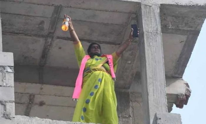  Trs Woman Leader Climbs The Building For A Party Ticket Telangana, Warangal, Wes-TeluguStop.com