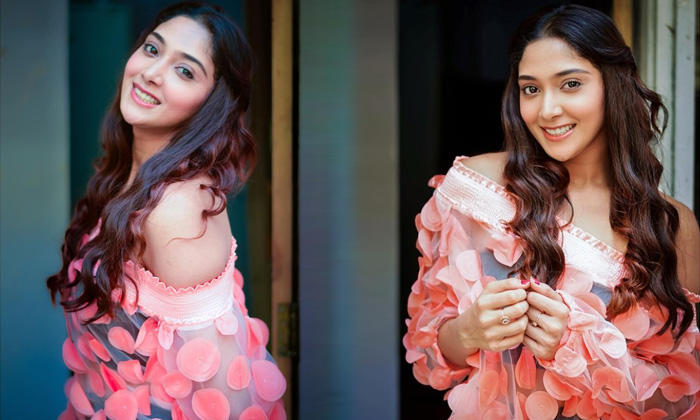 Tollywood Actress Natasha Doshi Adorble Looks  - Natasha Doshi High Resolution Photo