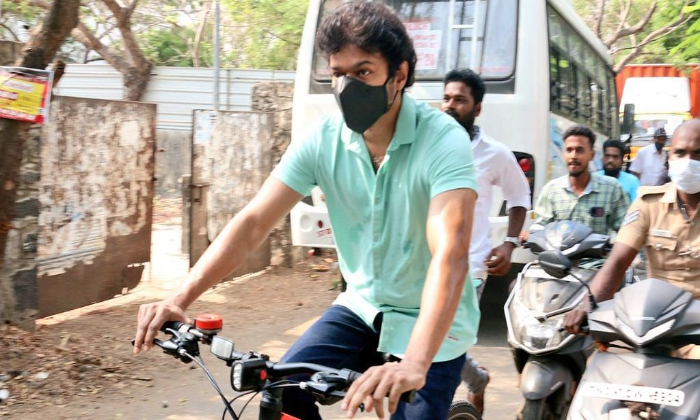  Vijay Rides A Bicycle To His Voting Booth, Vijay Rides A Bicycle To His Voting B-TeluguStop.com