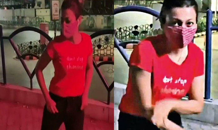  Gujarat Woman Shoots Dance Video During Night Time, Gujarat Woman , Rajkot, Danc-TeluguStop.com