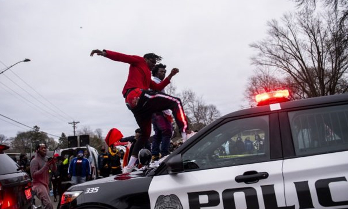  Minneapolis Police Shoot Dead Black Man, 16km From Where George Floyd Was Killed-TeluguStop.com