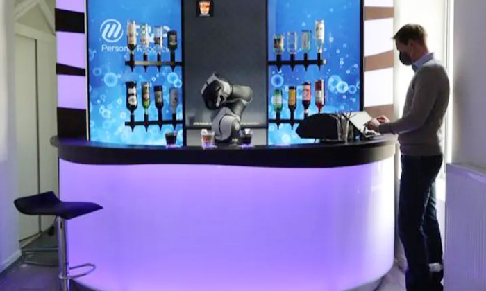  Bartender Robot Mixes Cocktails For The Customers Who Comes To The Bar, Viral Ne-TeluguStop.com