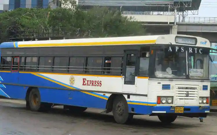  Bus Shelter For Passangers At Kothagudem Yellandu X Road-TeluguStop.com