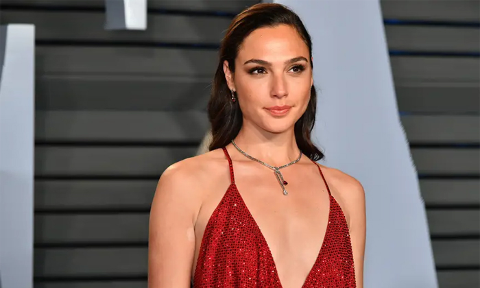  Gal Gadot Chopped Top Her Finger After Drinking Too Much Alcohol , Gal Gadot Cho-TeluguStop.com