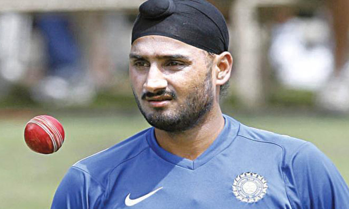  Harbhajan's Shocking Reply To A Netizen Who Insulted Him,cricketer Harbhajan Sin-TeluguStop.com