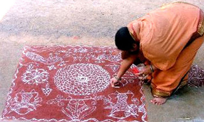  Rangoli At The House Entrance Goddess Lakshmi Attract, Rangoli, House Entrance,-TeluguStop.com