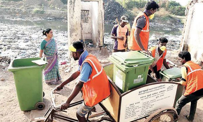  Housing Wastage Money Collecting By Municipal Workers Include Property Tax , Mun-TeluguStop.com