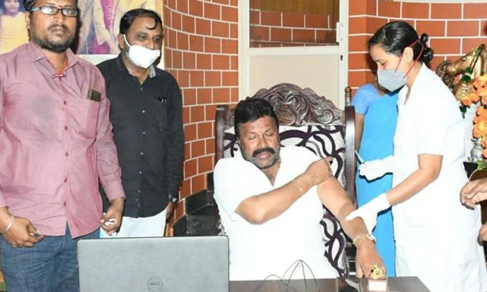  Health Officials Suspended For Giving Corona Vaccine, Karnataka, Minister, Home,-TeluguStop.com