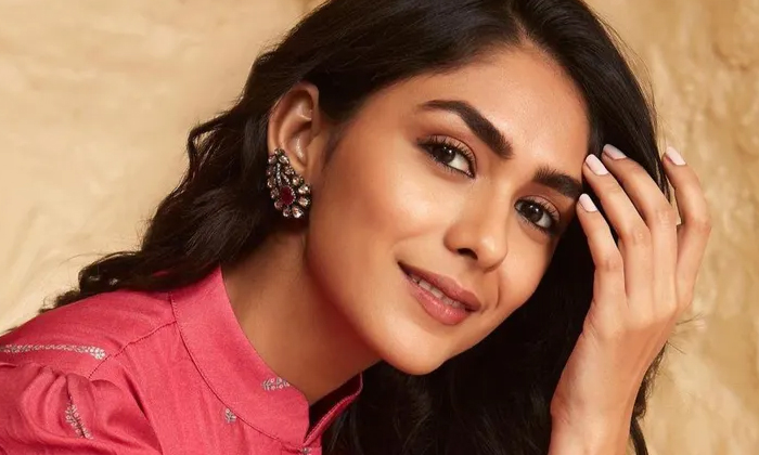  Mrunal Thakur Says She Hand Nervous Break Downs  Nervous Break Downs, Career Pro-TeluguStop.com