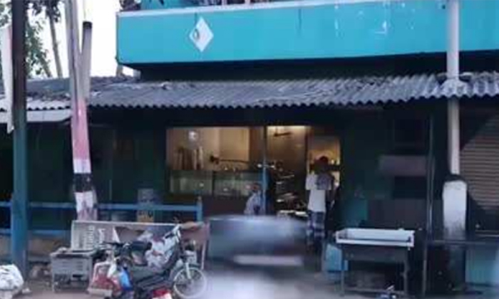  Rowdy Gang Throws Bombs On Biryani Hotel For Not Supplying Biryani , Viral, Biry-TeluguStop.com