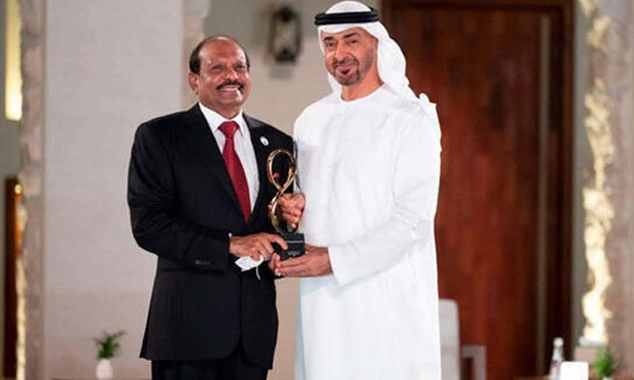  Indian Business Tycoon Yusuffali Honoured With Top Civilian Award In Abu Dhabi,-TeluguStop.com