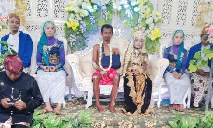  Viral Bride Groom Comes On Shorts During His Marriage In Indonesia , Viral, Marr-TeluguStop.com