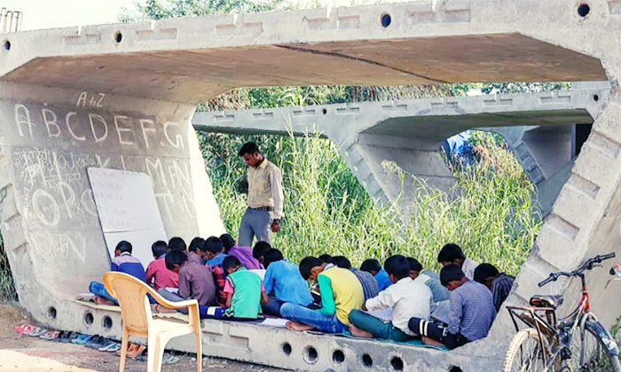 Viral Satyendra Pal A Teacher Teaching Poor Students Under Delhi Flyover , Teach-TeluguStop.com