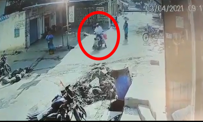  Viral Small Boy Uninjured Even After Bike Accident In Maharashtra , Boy , Bike,-TeluguStop.com
