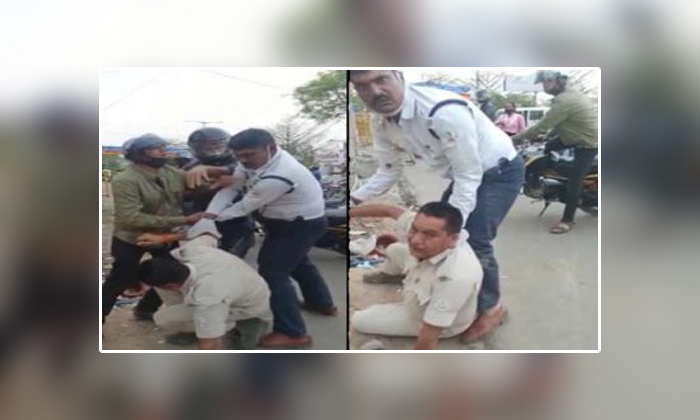  Viral Two Police Men In Ranchi Fight Each Other For Not Wearing Helmet , Viral L-TeluguStop.com