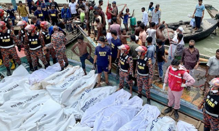  Boat Accident In Bangladesh, Terrible Accident, Bangladesh, Padma River, Bangla-TeluguStop.com