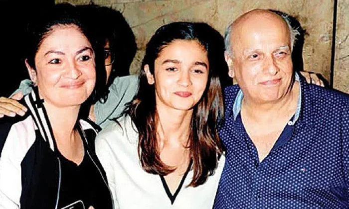  Bollywood Star Actress Alia Bhatt Sister Pooja Bhatt Movie Offers And Parents Ne-TeluguStop.com