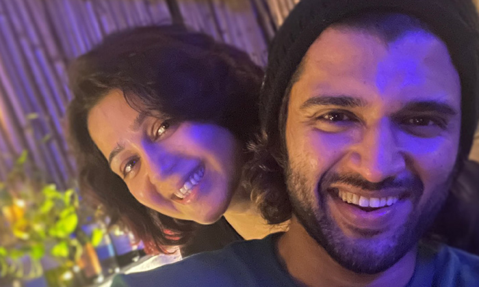  Charmee Kaur Shares Vijay Deverakonda Photo, Charmee Kaur, Vijay Deverakonda, Li-TeluguStop.com