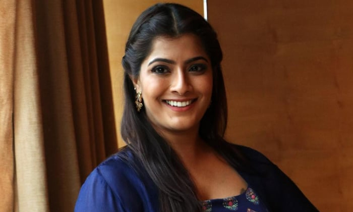  Krack Movie Fame Varalakshmi Sharath Kumar Hard Work For Weight Lose, Varalakshm-TeluguStop.com