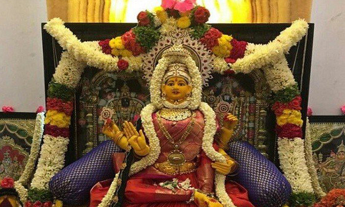  Worshipping Goddess Laxmi With Roses On Friday, Friday Laxmi Devi Pooja, Goddess-TeluguStop.com