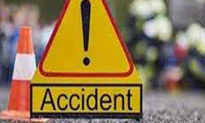  Two Police Killed In Lorry Accident, East Godavari, Samarthkota, Undur, Road Acc-TeluguStop.com