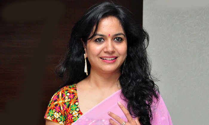  Singer Sunitha Comments On The Work Done By The Director In The Dubbing Studio,-TeluguStop.com