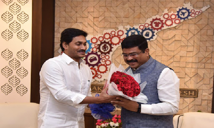  Union Minister Dharmendra Pradhan Heaped Praise On Cm Jagan-TeluguStop.com